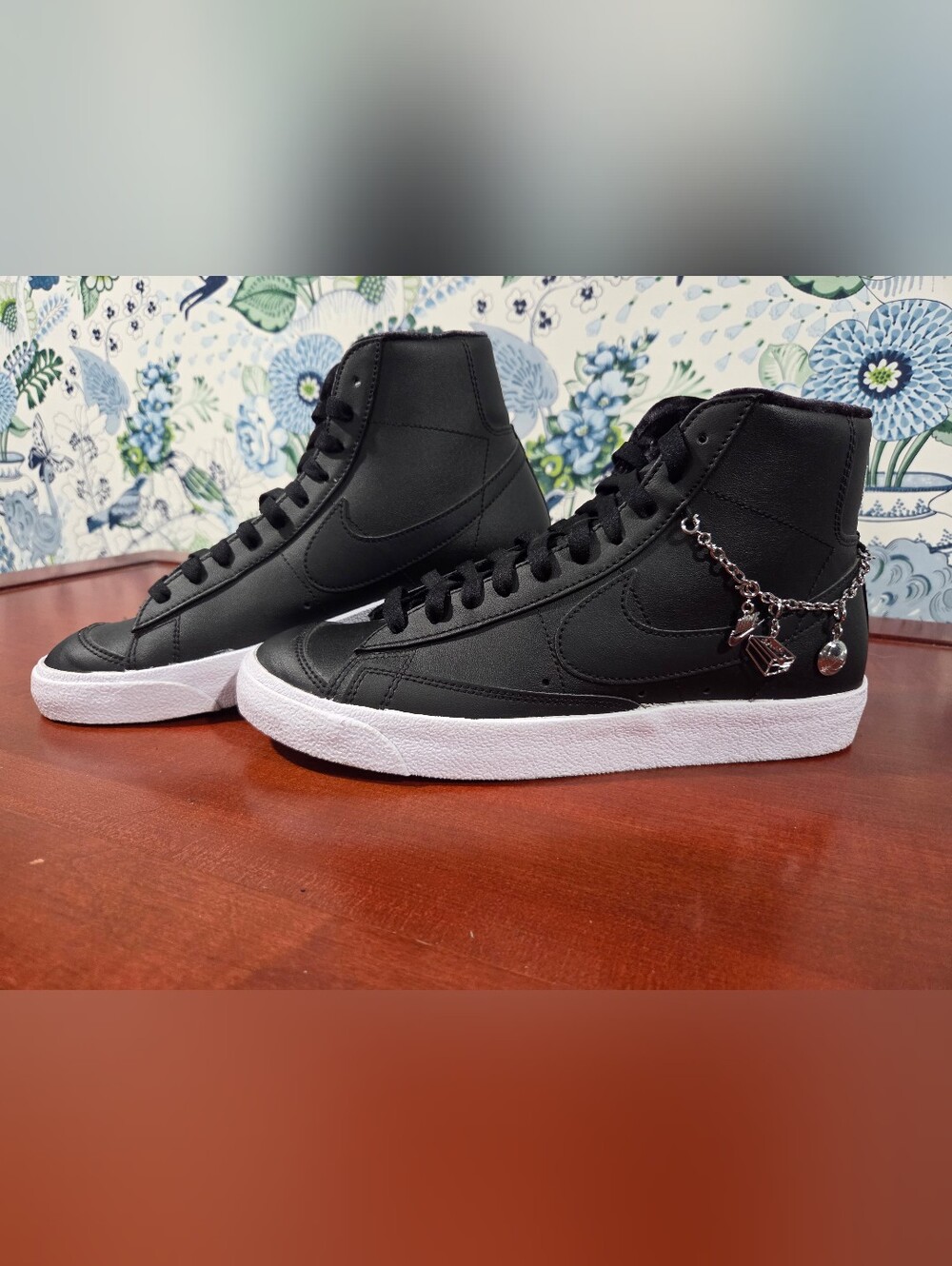 Nike Blazer Mid '77 LX Black Lucky Charms Velvet DM0850-001 Women's 9.5 EUC